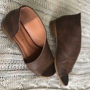 Women’s 8.5 brown flats